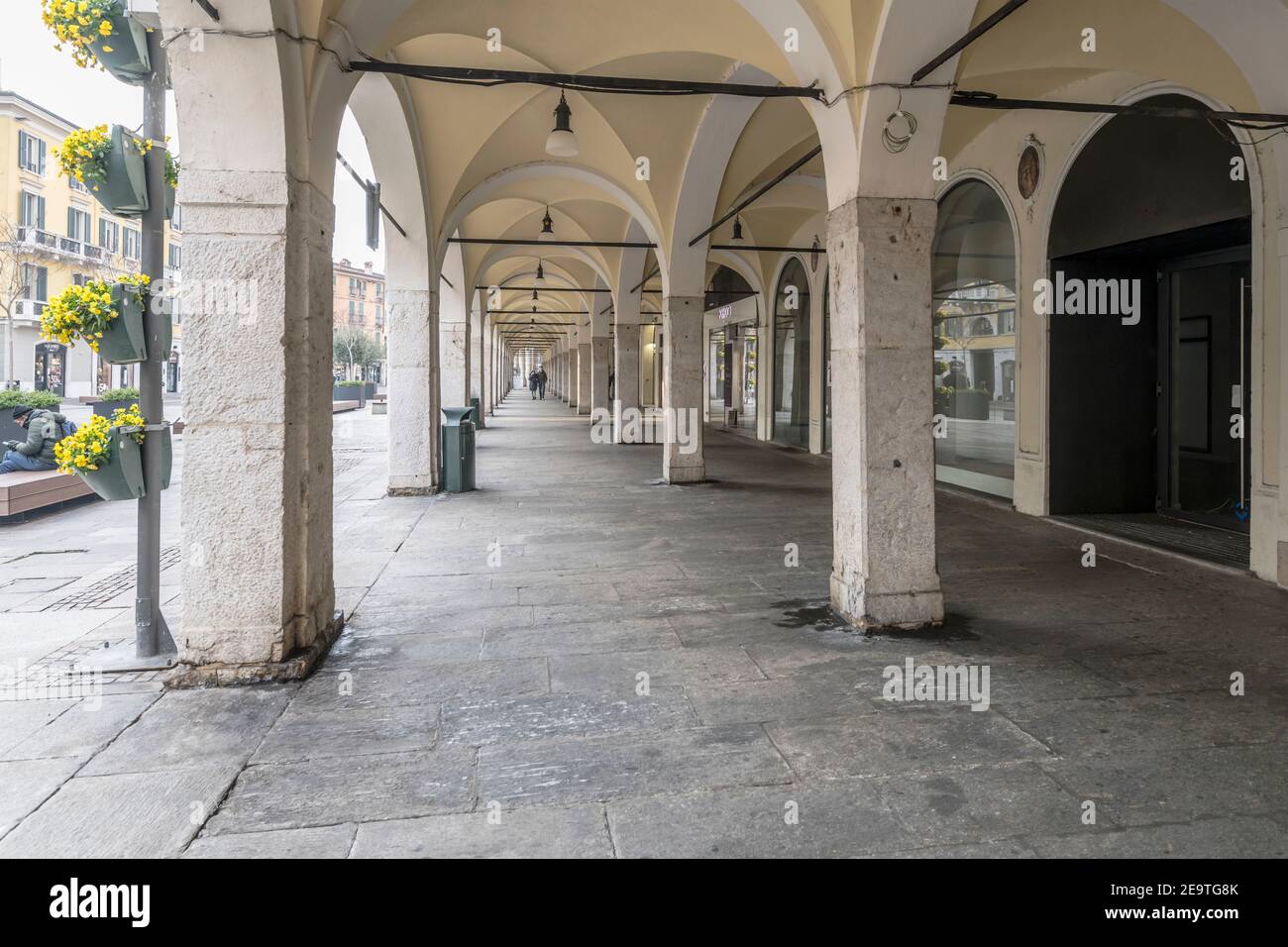 BRESCIA, ITALIA - febbraio 02 2021: Paesaggio urbano con grande porticato quasi vuoto sotto edifici storici in piazza Zanardelli in centro città, girato a Co Foto Stock
