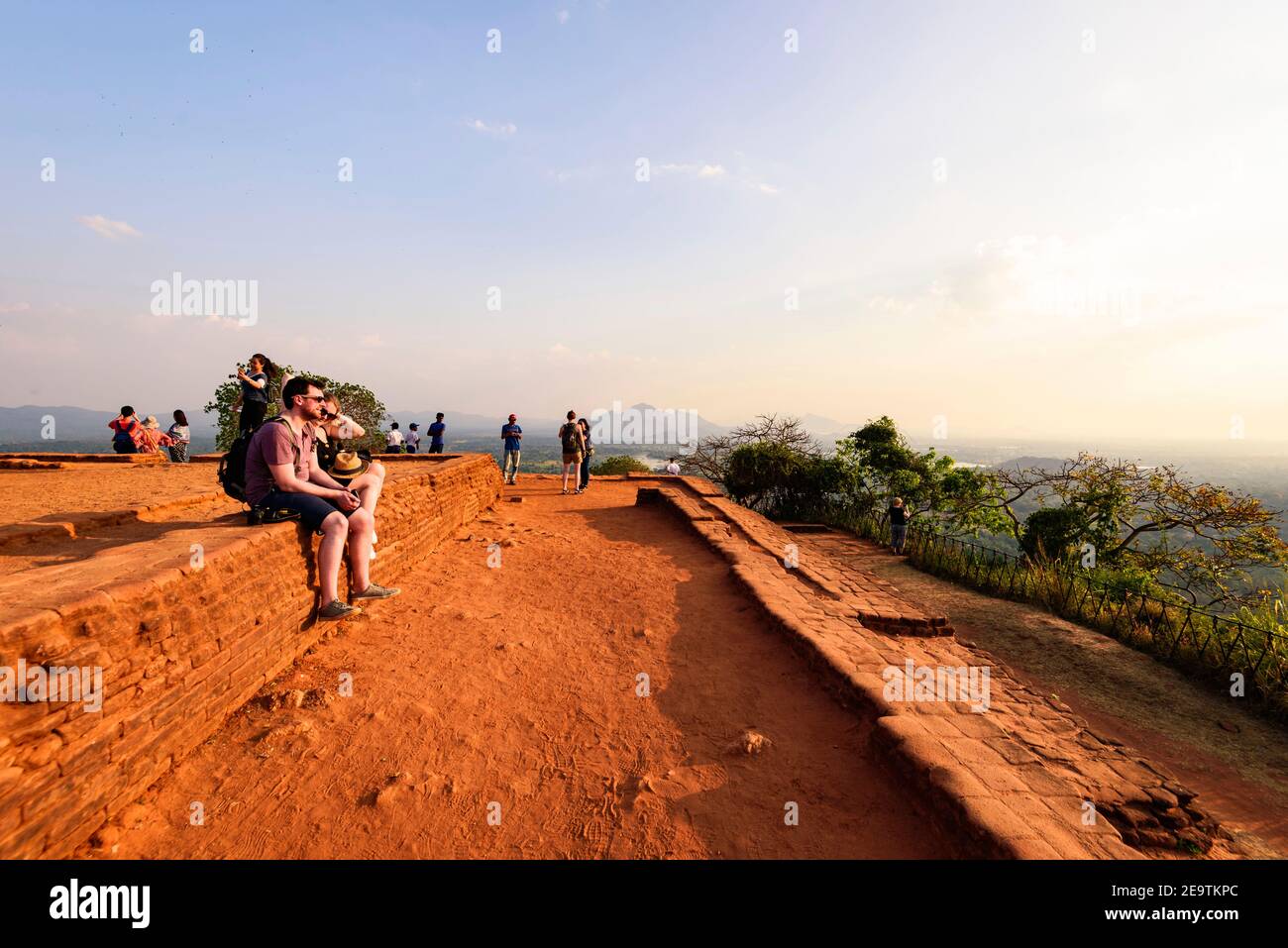 Antica rovina della fortezza di Sigiriya Lion's Rock durante la luce dorata della sera prima del tramonto. Foto Stock