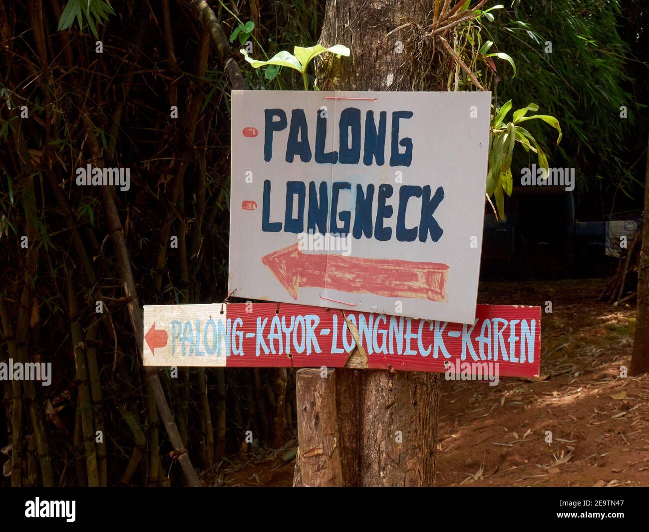 Indicazioni stradali per il luogo di alcune tribù di collina in un villaggio culturale Foto Stock