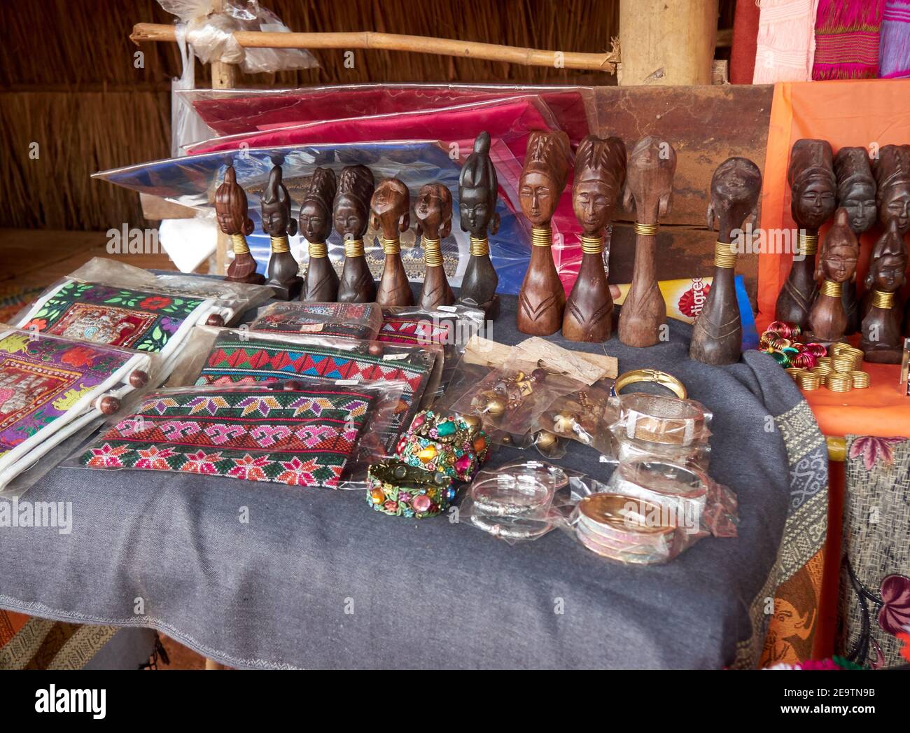In vendita. Merce artigianale nel villaggio della tribù di Karen Hill Foto Stock