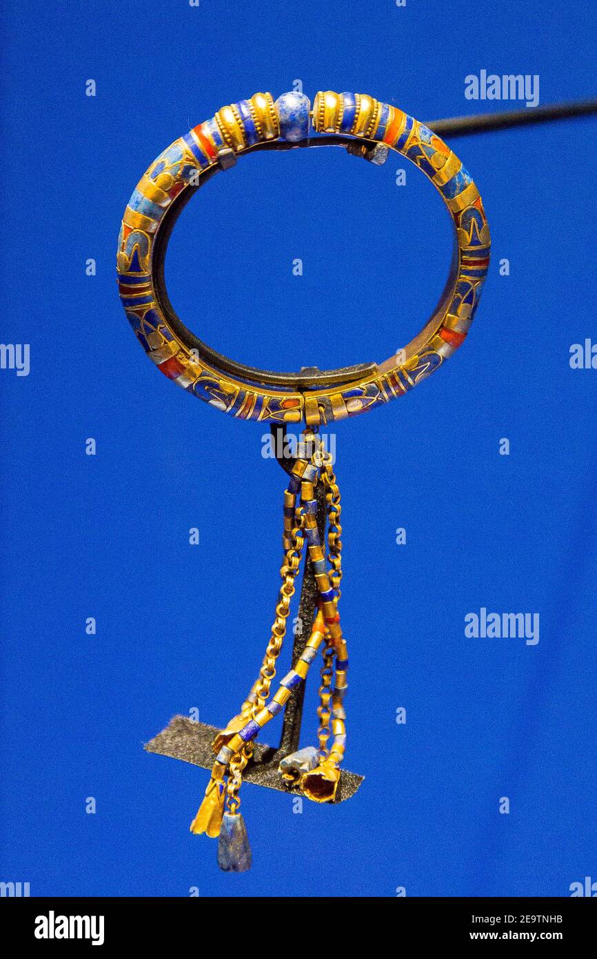 Egitto, Cairo, Museo Egizio, braccialetto del Grande sacerdote Pinedjem II, trovato nella cachette reale di Deir el Bahari. Dinastia 21. Oro, carnelia. Foto Stock