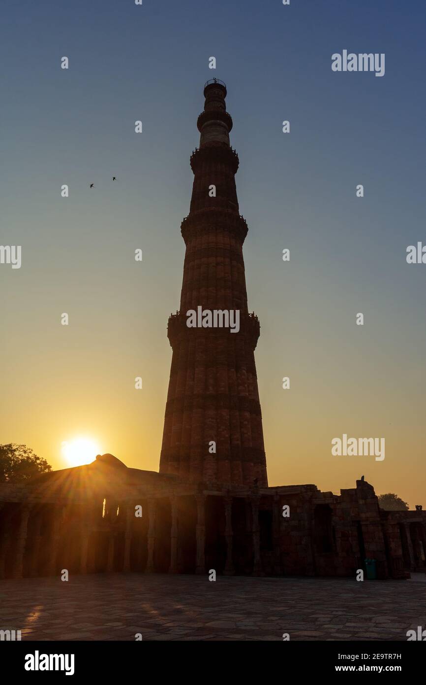 Qutub Minar è un sito patrimonio dell'umanità dell'UNESCO di Nuova Delhi, India, con tante architetture e edifici Foto Stock