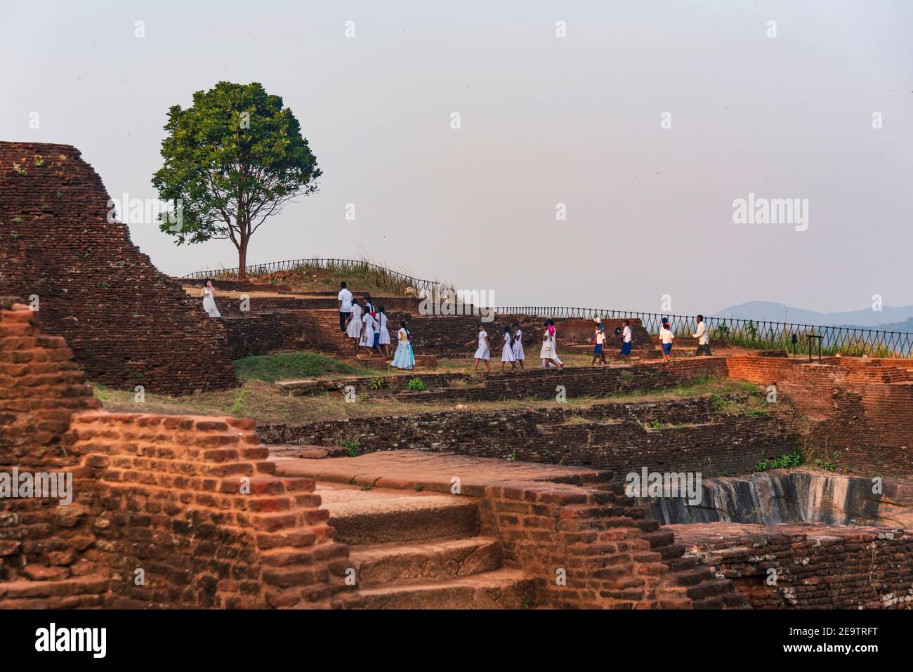 Antica rovina della fortezza di Sigiriya Lion's Rock durante la luce dorata della sera prima del tramonto. Foto Stock