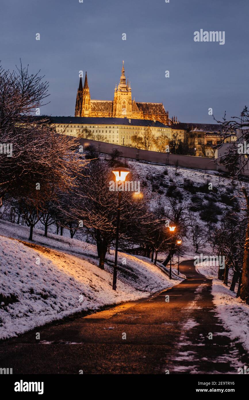 Vista da cartolina del castello serale di Praga da Petrin, repubblica Ceca.Famous locality.Prague winter panorama.Snowy giorno in città. Foto Stock