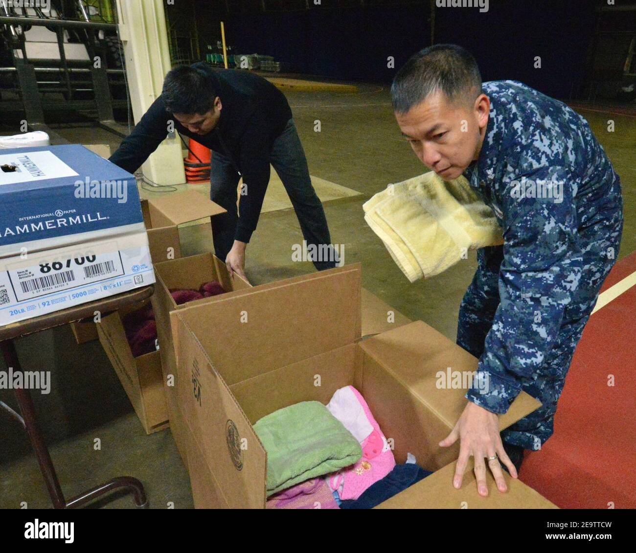 I marinai DI MISAWA DI NAF aiutano le Filippine di aiuto 131122 Foto Stock