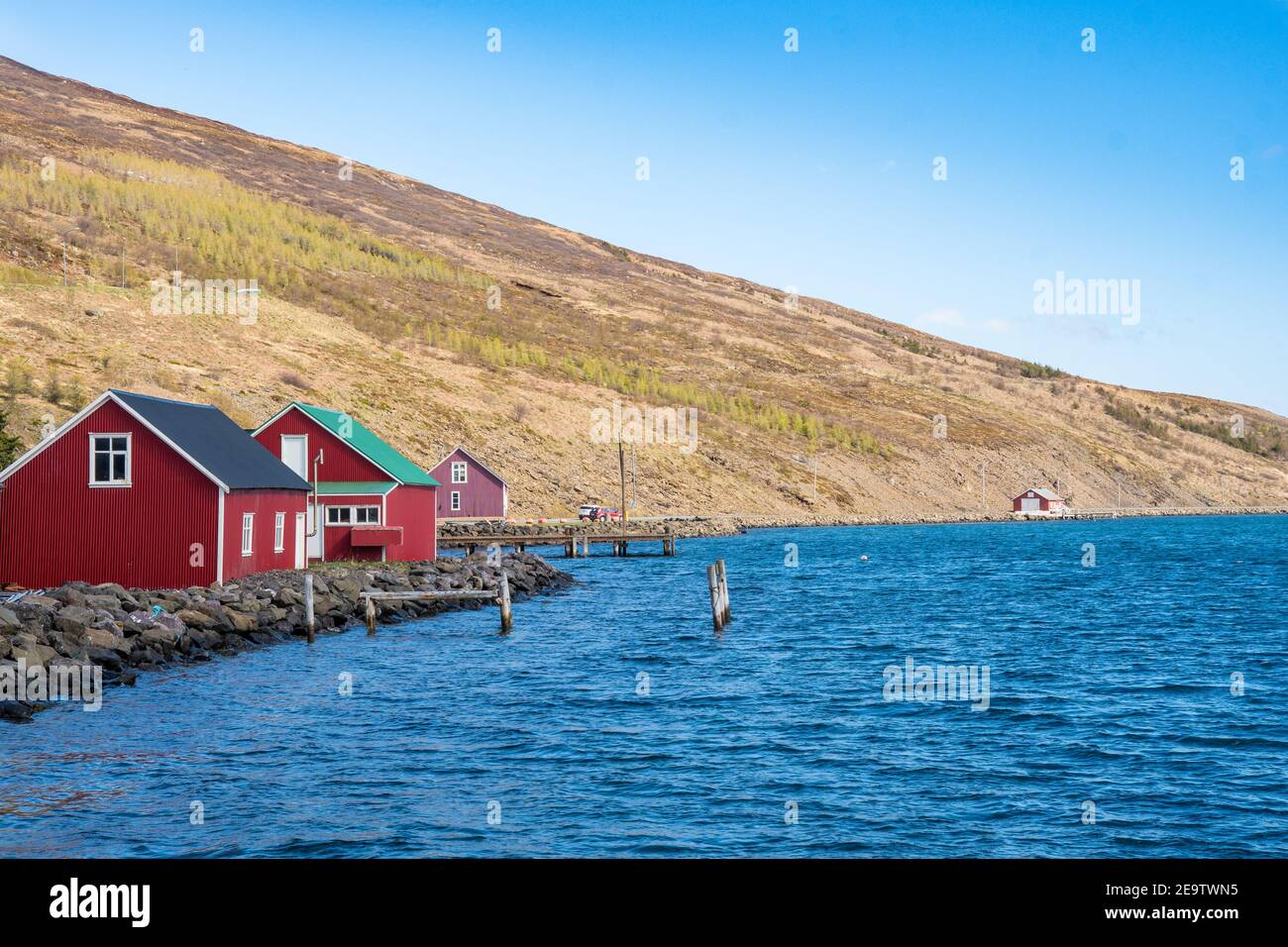 Vecchi edifici sulla costa di Eskifjordur nell'Islanda orientale Foto Stock