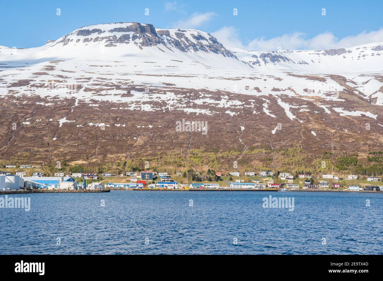 La vista fiordo della città di Eskifjordur nell'Islanda orientale Foto Stock