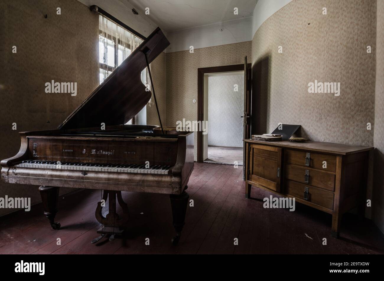 antico piano abbandonato in una casa Foto Stock