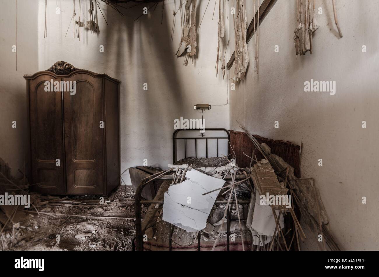 vecchia camera da letto decaduta in casa Foto Stock