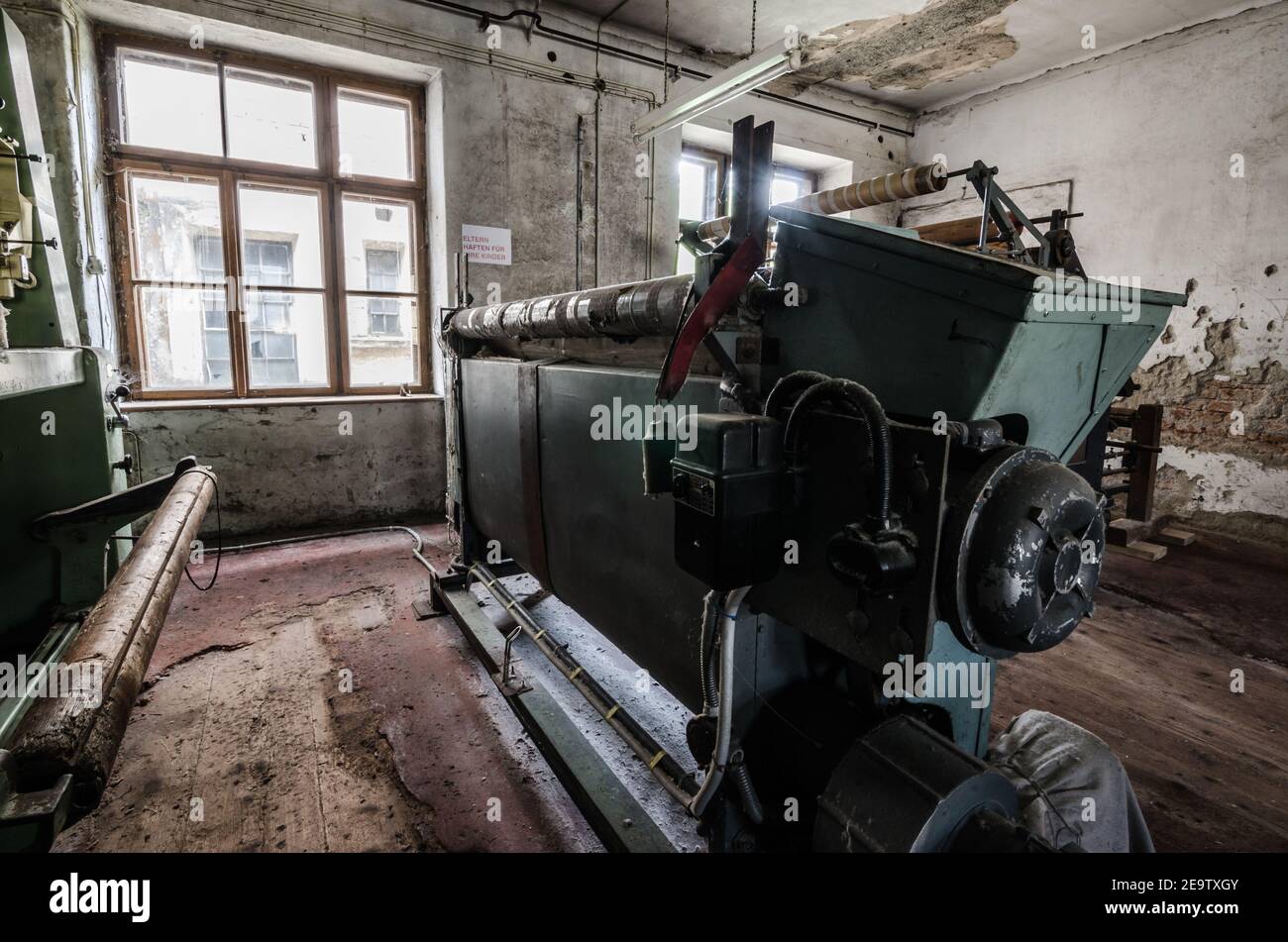 vecchia macchina in una fabbrica di filatura abbandonata Foto Stock
