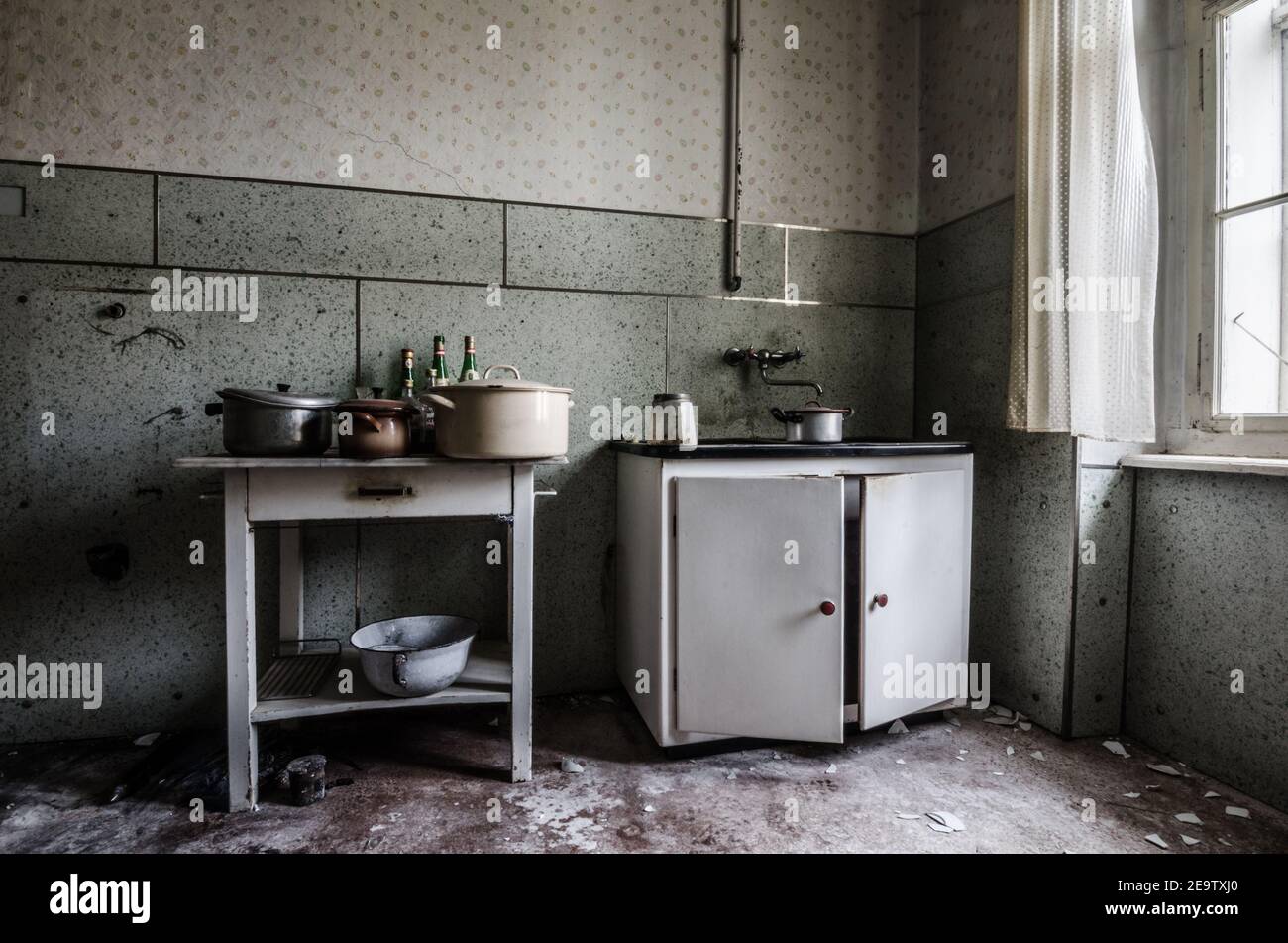 vecchia cucina in casa abbandonata Foto Stock