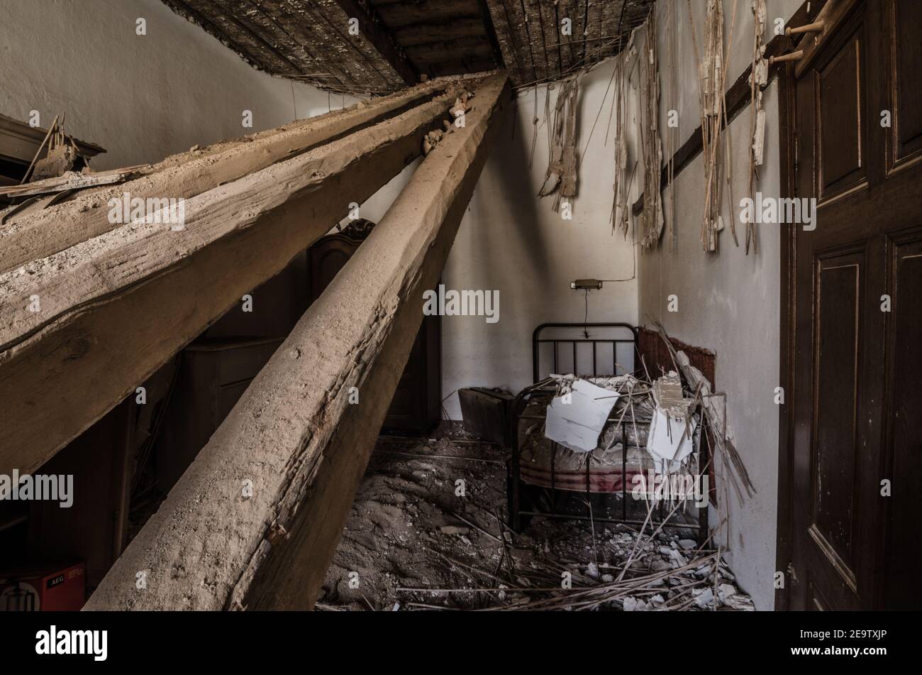 vecchia camera da letto distrutta in una casa Foto Stock