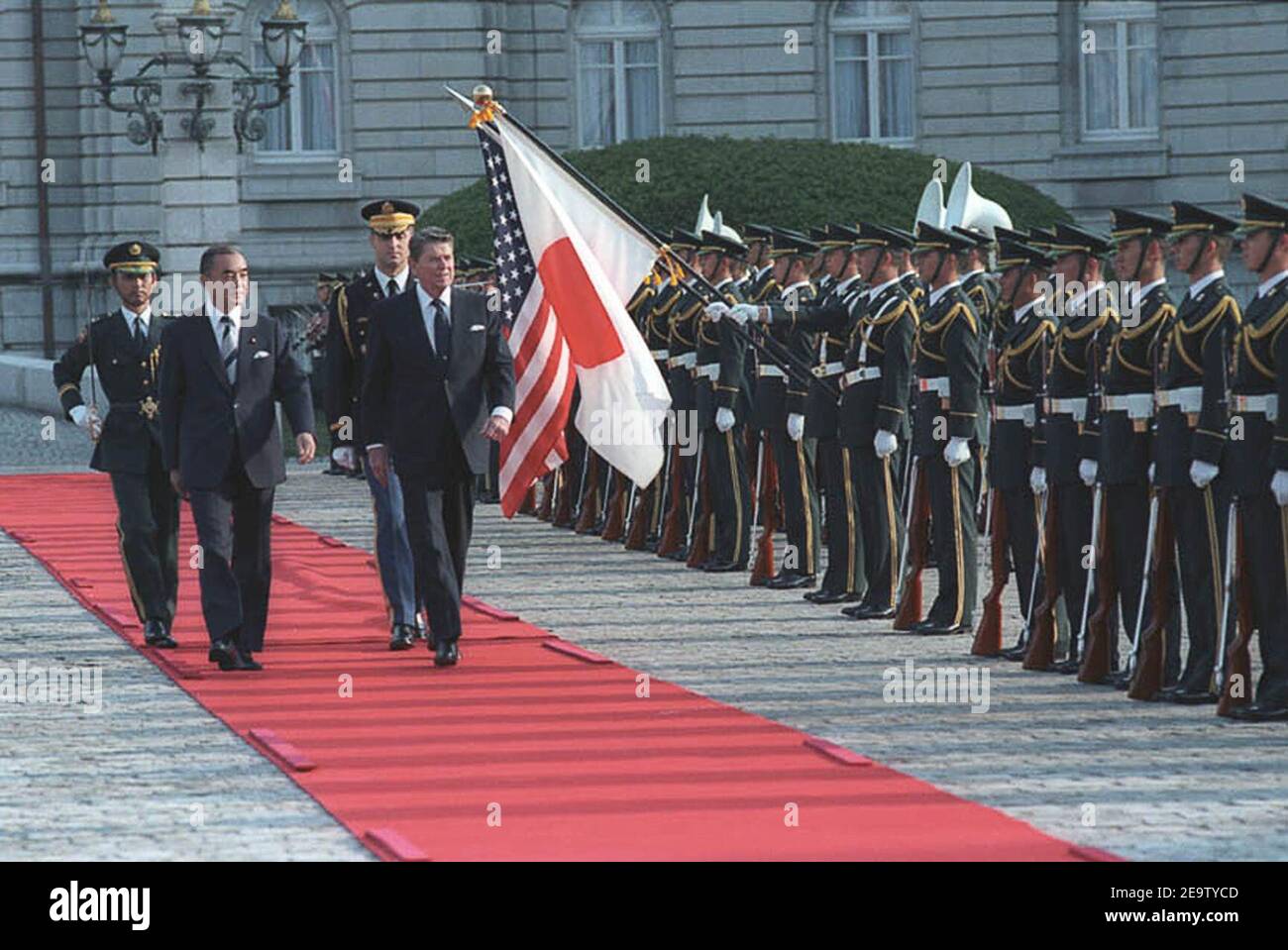 Nakasone e Reagan rivedono le truppe alla cerimonia di arrivo al Palazzo di Tokyo, Giappone, 4 maggio 1986. Foto Stock