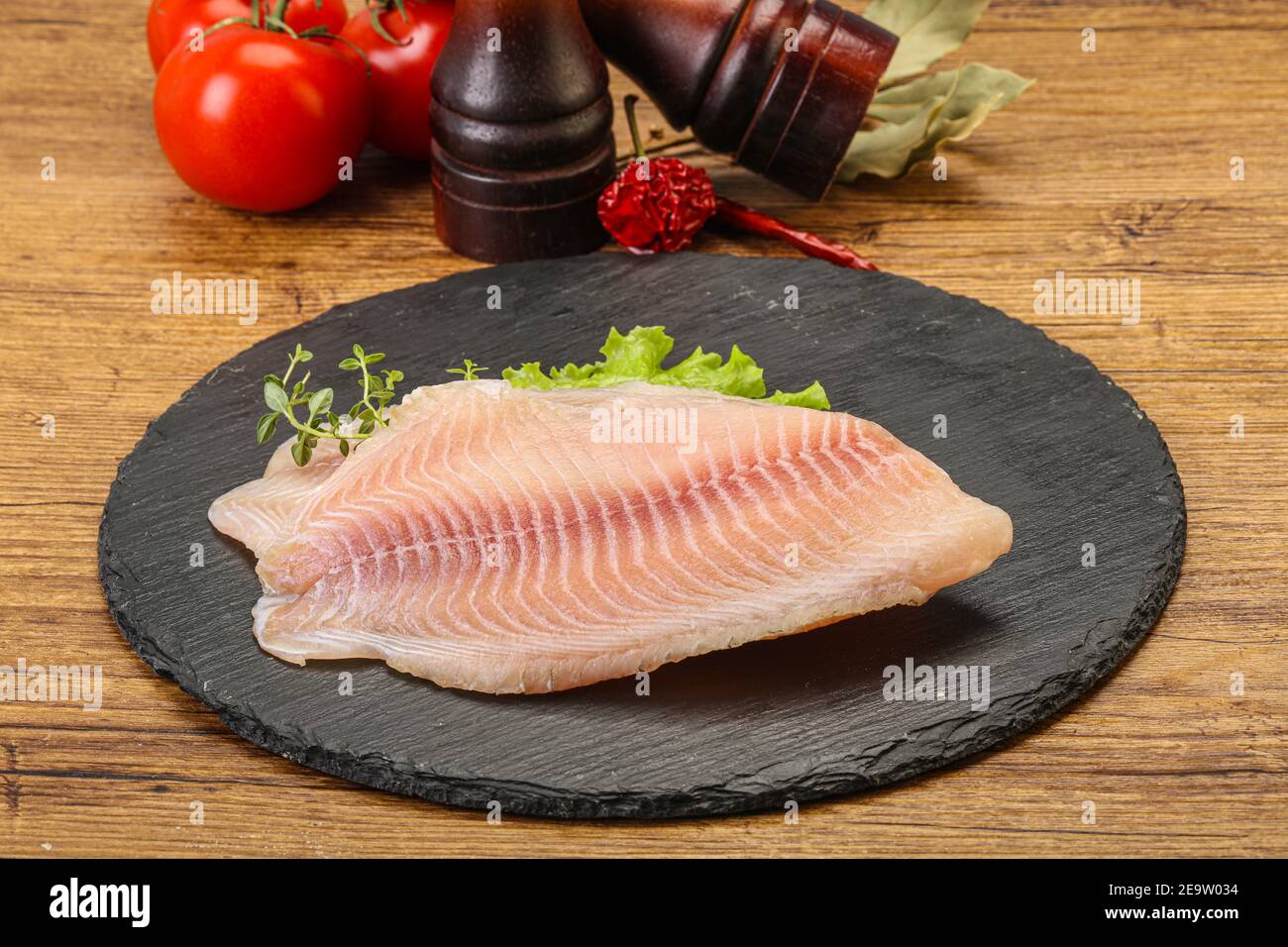 Filetto di pesce di tilapia crudo per cucinare Foto Stock