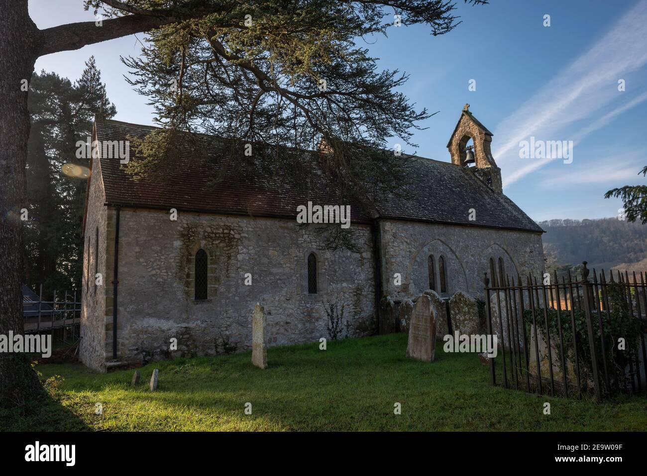 La chiesa downland del 12 ° secolo di St. Mary Barlavington vicino a Petworth, Sussex occidentale, Regno Unito Foto Stock