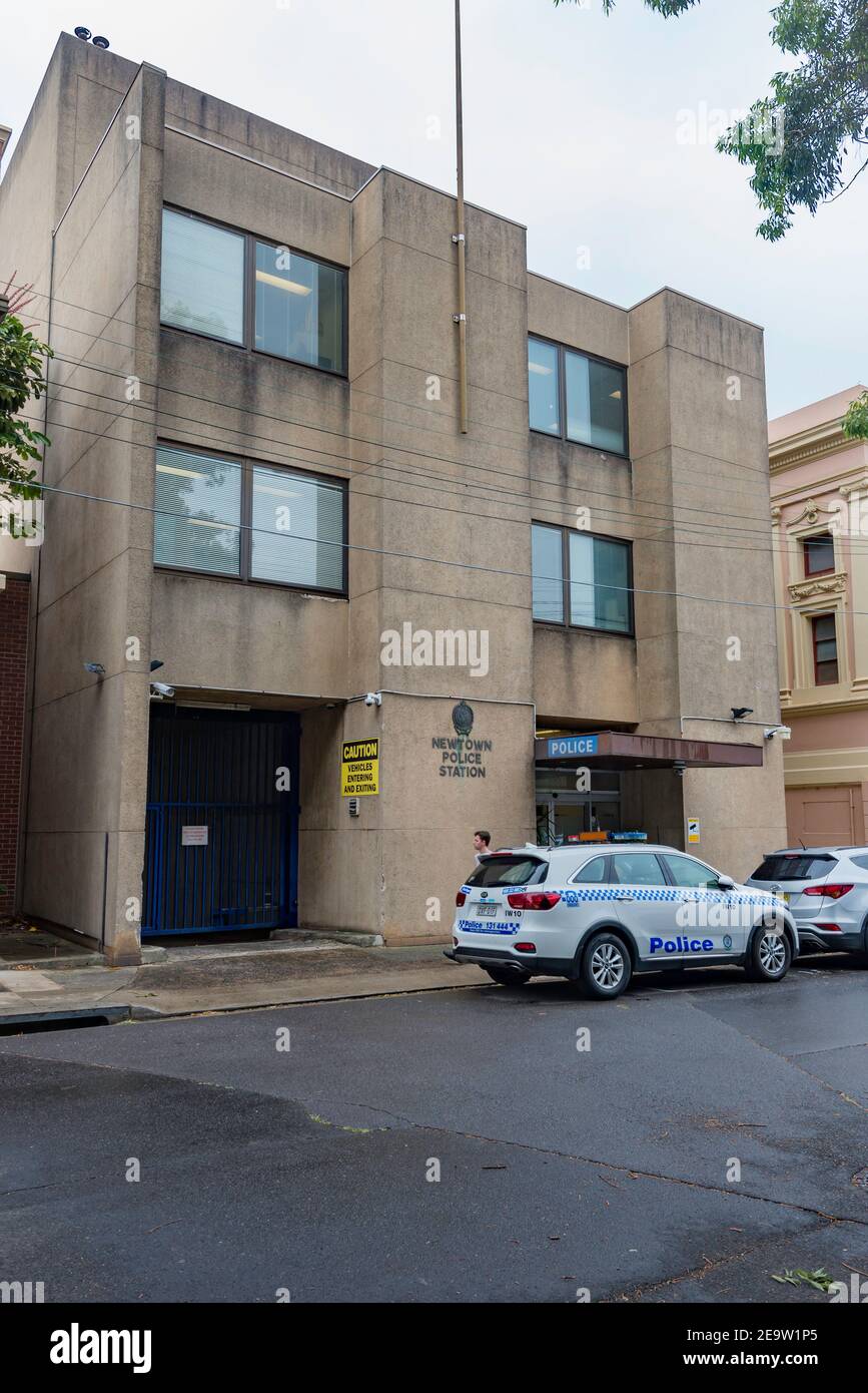 La stazione di polizia Brutalist Newtown costruita nel 1972 in Australia Street, Newtown è stata progettata dall'ufficio degli architetti del governo del NSW. Foto Stock