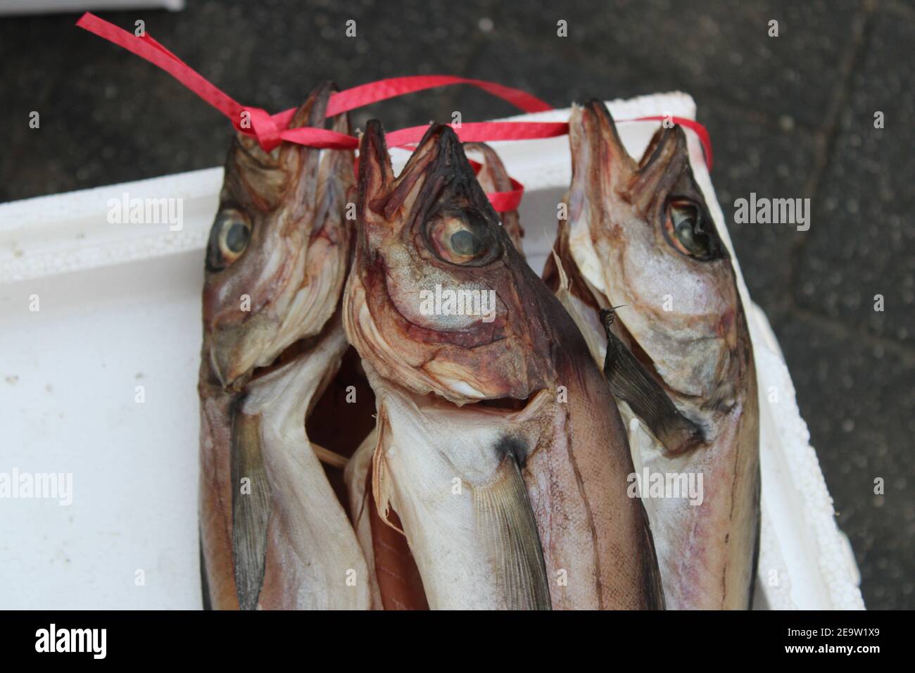 Pesce secco affumicato in vendita sul mercato all'aperto Foto Stock