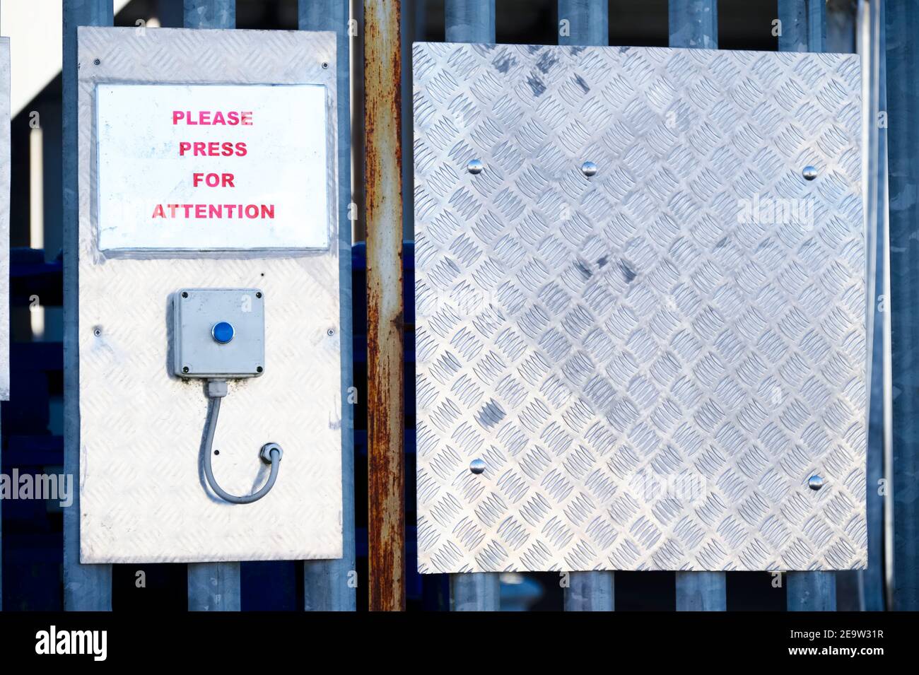 Premere il cicalino della campana della porta interfonica per consentire ai  visitatori di entrare Foto stock - Alamy
