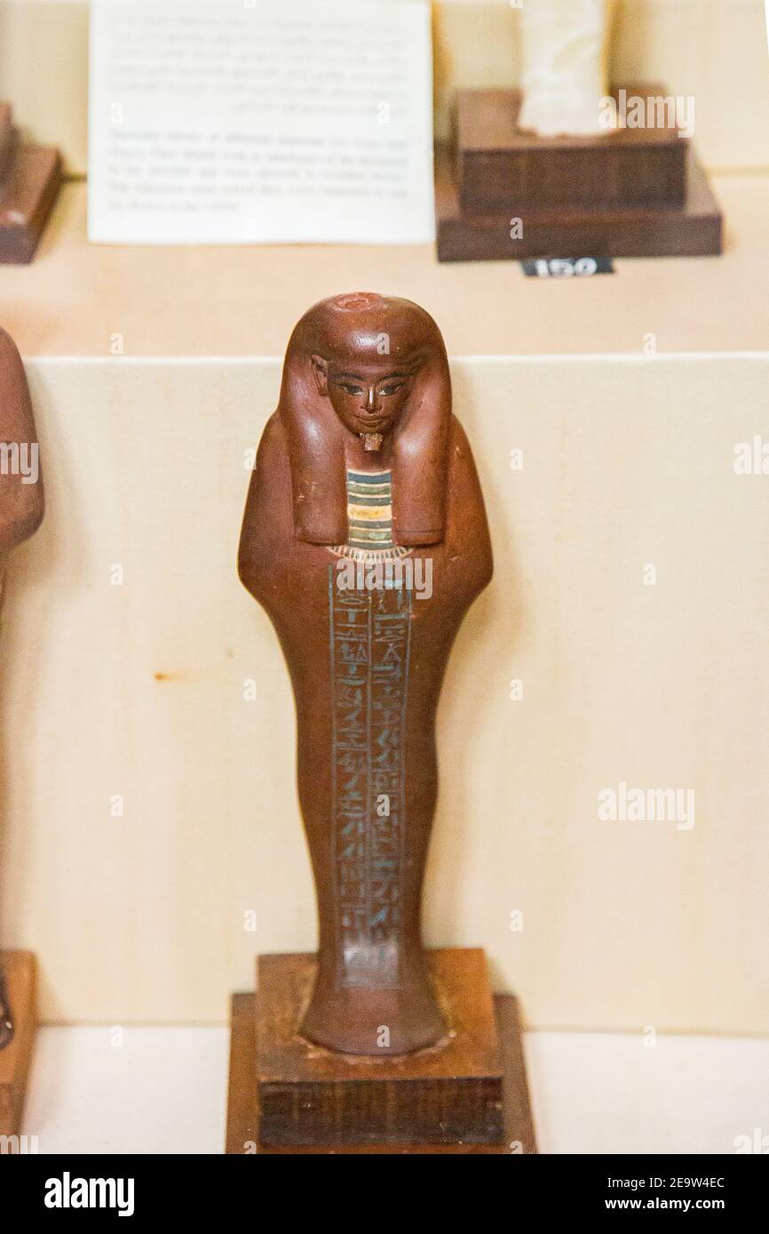 Egitto, Cairo, Museo Egizio, dalla tomba di Yuya e Thuya a Luxor: Ushebti, o statuetta magica, in legno scuro. Foto Stock