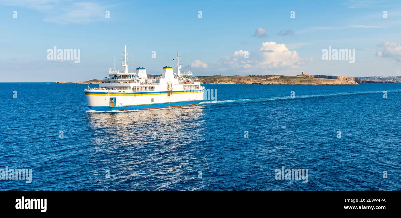 Traghetto che collega l'isola di Malta con l'isola di Goro, passando di fronte all'isola di Comino, nell'arcipelago maltese Foto Stock