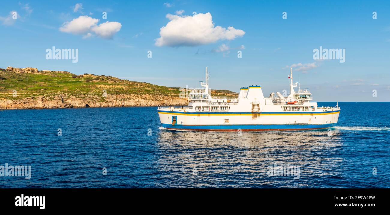 Traghetto che collega l'isola di Malta con l'isola di Goro, passando di fronte all'isola di Comino, nell'arcipelago maltese Foto Stock