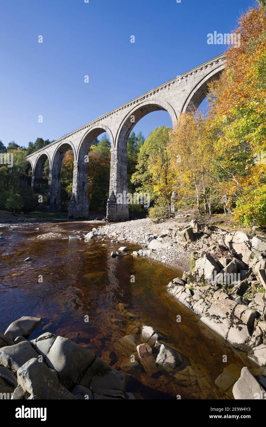 Il viadotto di Lambley si estende lungo il fiume South Tyne nel Northumberland, e fino ai primi anni '70 trasportò i treni della linea di diramazione di Alston da Haltwhistle Foto Stock