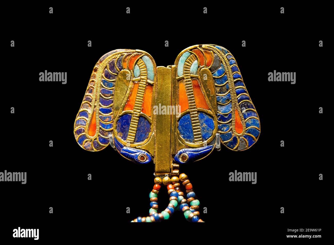 Egitto, Cairo, Tutankhamon gioielli : chiusura di un complesso pettorale flessibile. I serpenti rappresentano la dea Wadjet. Foto Stock