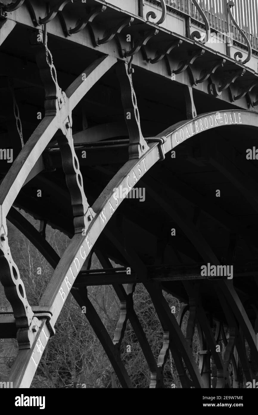 TELFORD, Regno Unito - 18 febbraio 2013. Il Ponte di ferro, il primo ponte ad arco in ghisa costruito all'inizio della rivoluzione industriale. Ironbridge Gorge, T. Foto Stock
