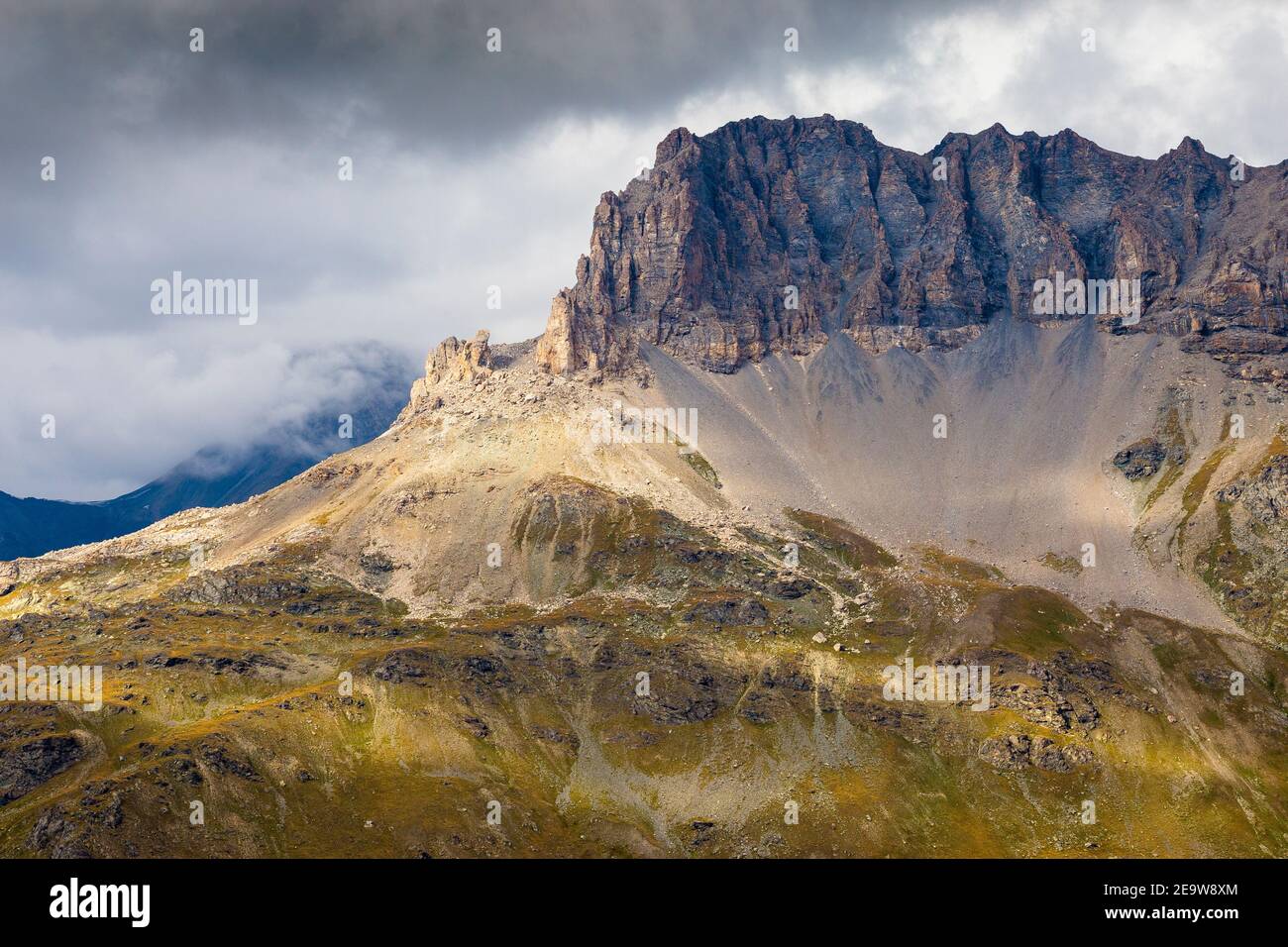 Luce del sole sulla montagna di Pointes de Pierre Brune. Cielo nuvoloso drammatico. Parc National de la Vanoise. Francia. Europa. Foto Stock