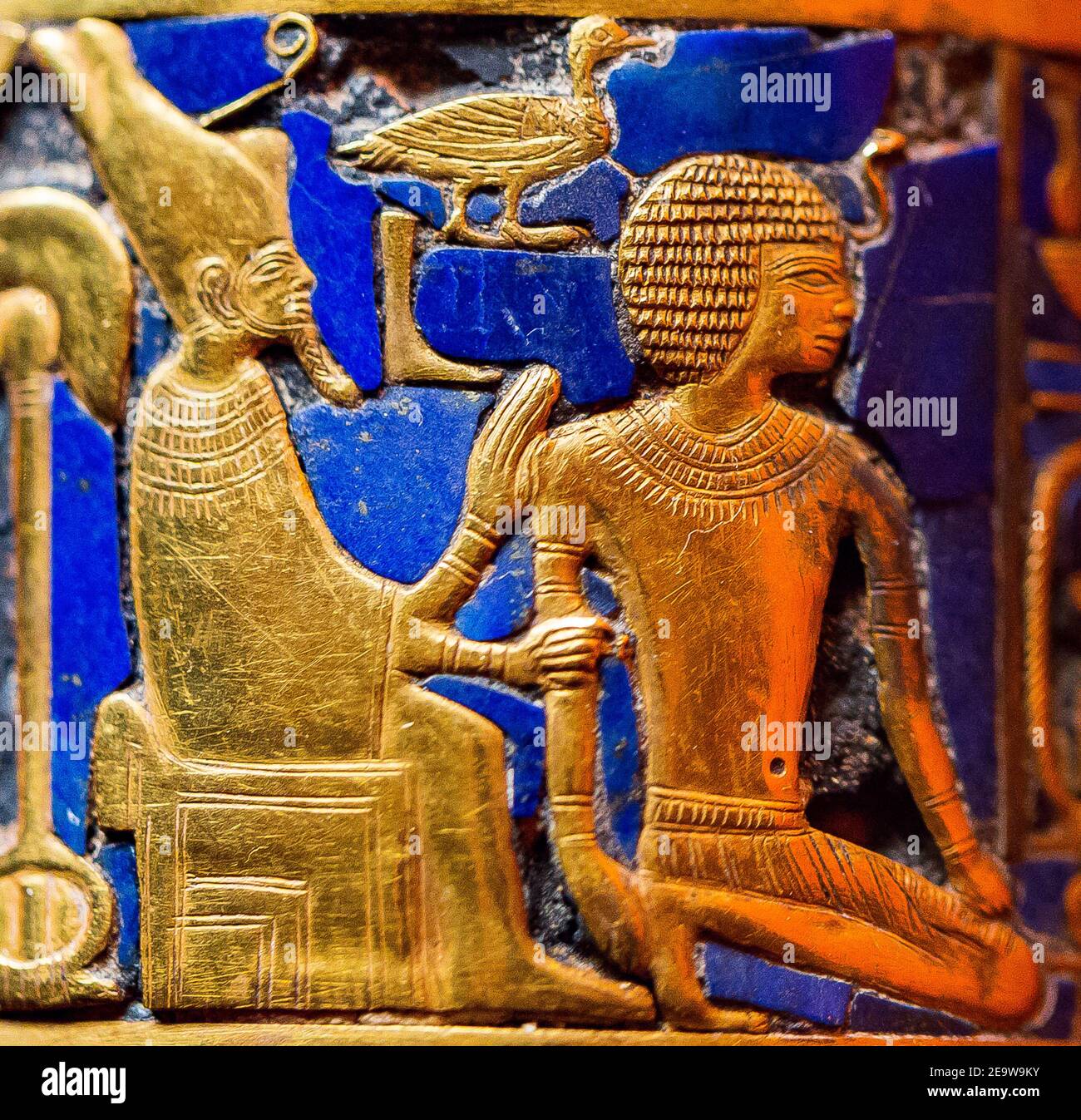 Cairo, Museo Egizio, bracciale d'oro trovato nella tomba della regina Ahhotep, la madre di Ahmosis, Dra Abu el Naga, Luxor. Rituale di incoronazione. Foto Stock