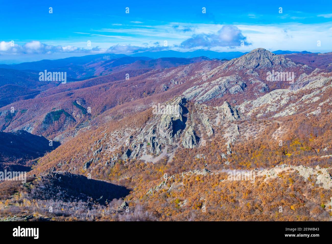 Catena montuosa balcanica vicino Sliven, Bulgaria Foto stock - Alamy