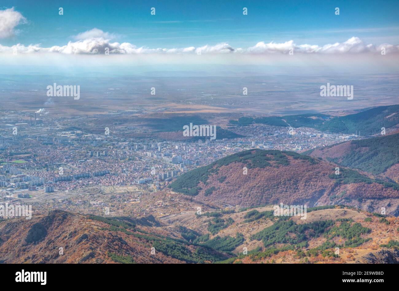 Veduta aerea di Sliven dalla vetta di Karandila, Bulgaria Foto Stock