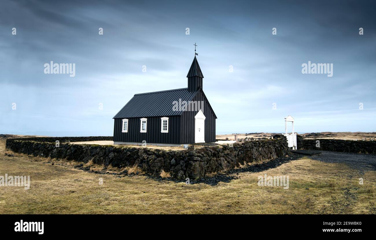 Chiesa nera di Budir nella regione della penisola di Snaefellsnes in Islanda. Cielo nuvoloso in inverno Foto Stock