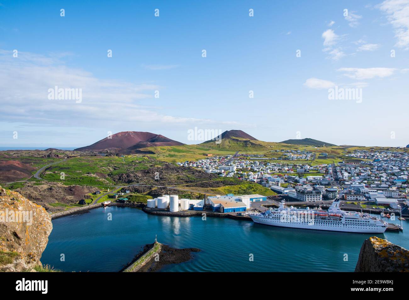 Vista sulla città di Heimaey e sul vulcano Helgafell ed Eldfell In Islanda in una giornata estiva di sole Foto Stock