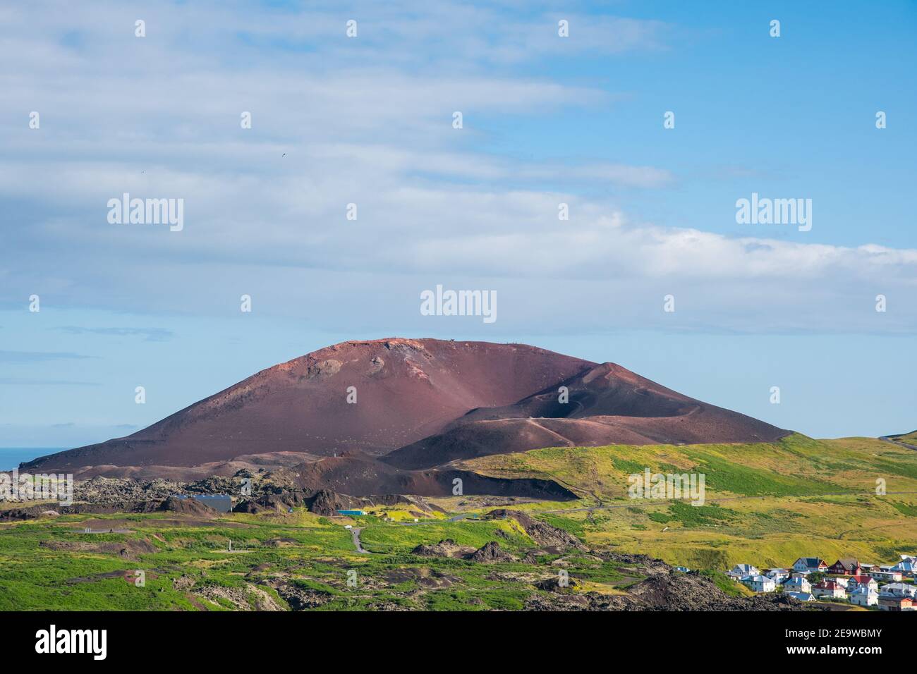 Vulcano Eldfell sull'isola di Heimaey in Vestmannaeyjar eruttato 1973 causando drammatici cambiamenti all'isola Foto Stock