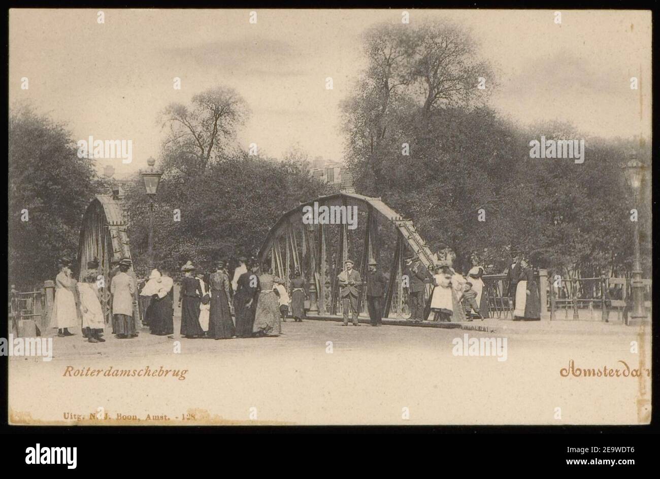 Nassaukade met de Rotterdam over de Singelgracht naar de Marnixstraat en het eerste Marnixplantsoen. Foto Stock