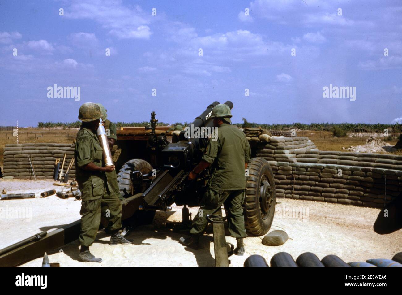 USA Vietnam-Krieg ESERCITO americano Leichte Feldhaubitze M101 - guerra del Vietnam Esercito degli Stati Uniti M2 105 mm / Leight Howitzer M101 - M2 4.1 pollici Foto Stock