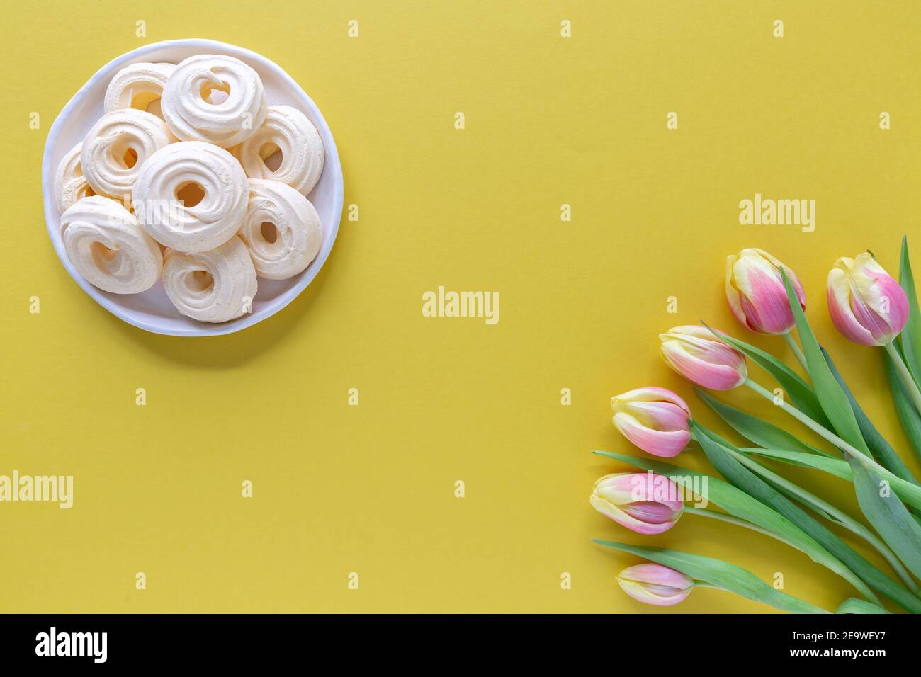 uova di pasqua decorative in un piatto rotondo verde di ceramica su uno  sfondo giallo, vista dall'alto, spazio di copia Foto stock - Alamy