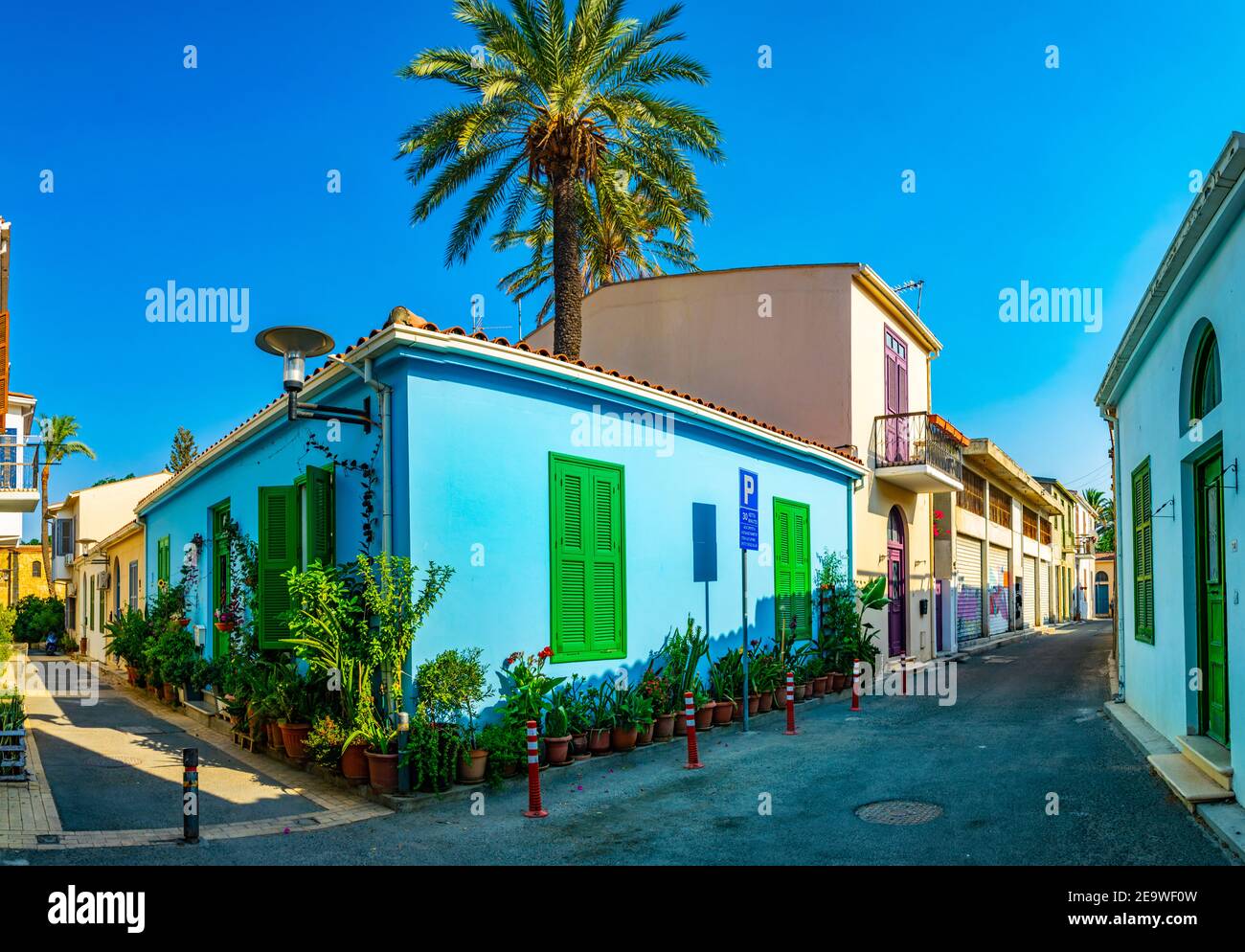 Strada stretta nella zona residenziale di Nicosia, Cipro Foto Stock