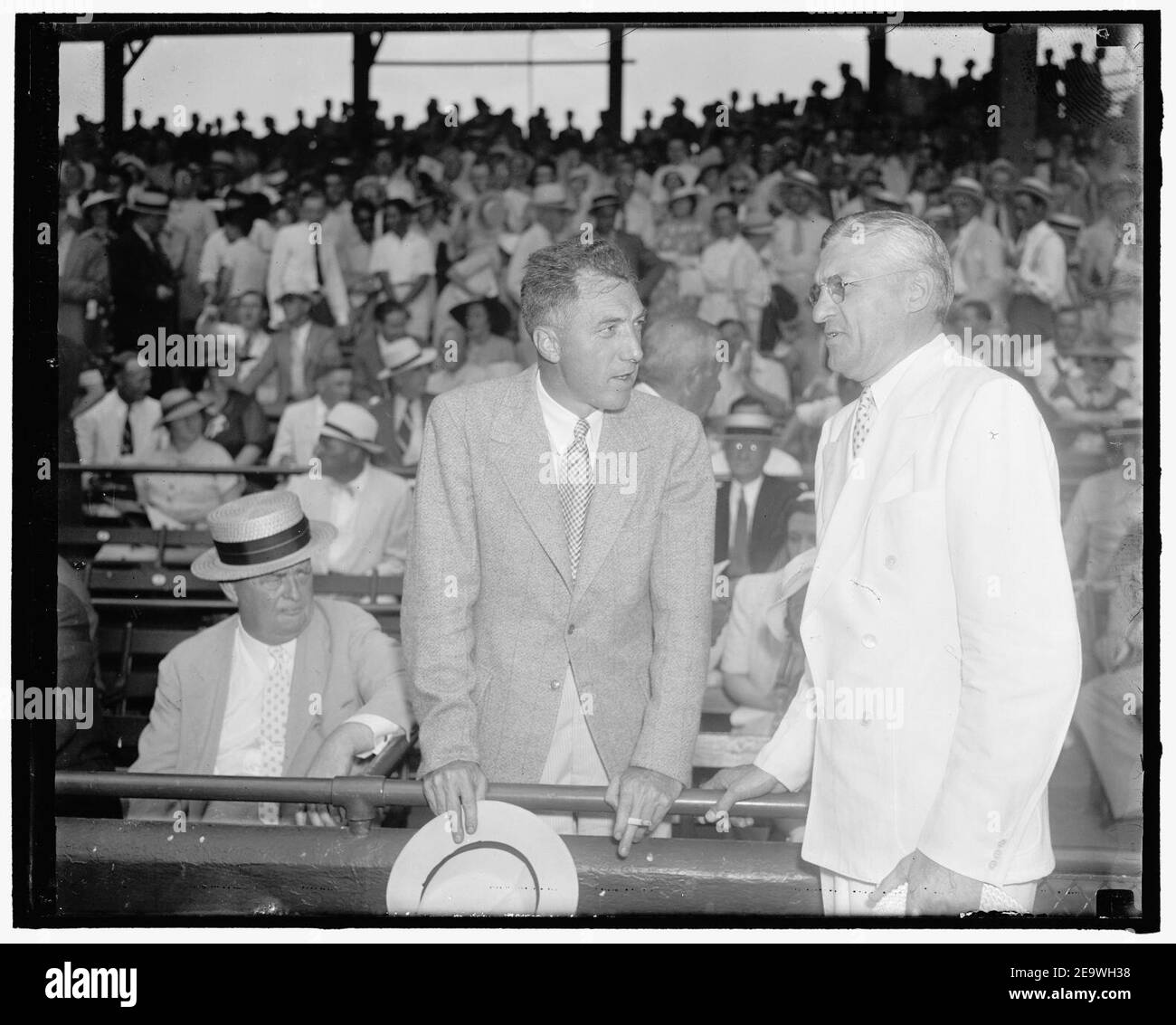I Presidenti della Lega Nazionale e americana Ford Frick (NL a sinistra) e William Harridge (al destra) al Washington DC All-Star Game il 9 luglio 1937. Foto Stock