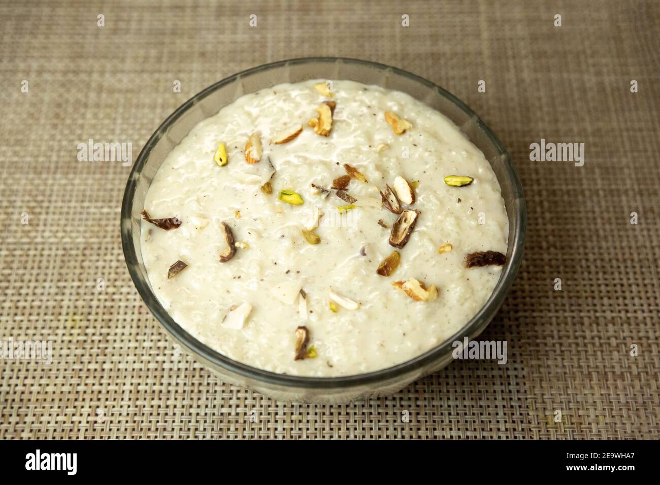 Kheer o budino di riso è un dessert indiano nepalese. Riso Kheer è un budino dal subcontinente indiano, fatto da latte bollente, zucchero, riso e alcune noci. Foto Stock