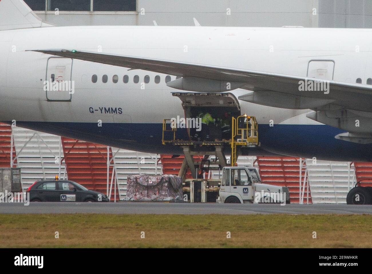 Glasgow, Scozia, Regno Unito. 6 Feb 2021. Nella foto: Un volo cargo speciale: Un Boeing 777-236ER della British Airways (reg G-YMMS) che è arrivato da Bangkok Flt no BA3580 ieri sera trasportando le forniture di DPI a Glasgow, e ora è stato caricato di nuovo con più carico prima di partire per Londra Heathrow. Una vista rara all'aeroporto di Glasgow, ma soprattutto durante la pandemia del coronavirus (COVID19), in cui il numero di passeggeri è diminuito drasticamente e un certo numero di compagnie aeree sono fallite o stanno prendendo una breve pausa per risparmiare denaro. Credit: Colin Fisher/Alamy Live News Foto Stock