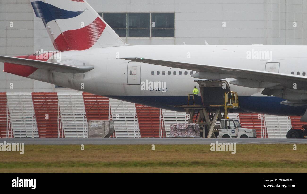 Glasgow, Scozia, Regno Unito. 6 Feb 2021. Nella foto: Un volo cargo speciale: Un Boeing 777-236ER della British Airways (reg G-YMMS) che è arrivato da Bangkok Flt no BA3580 ieri sera trasportando le forniture di DPI a Glasgow, e ora è stato caricato di nuovo con più carico prima di partire per Londra Heathrow. Una vista rara all'aeroporto di Glasgow, ma soprattutto durante la pandemia del coronavirus (COVID19), in cui il numero di passeggeri è diminuito drasticamente e un certo numero di compagnie aeree sono fallite o stanno prendendo una breve pausa per risparmiare denaro. Credit: Colin Fisher/Alamy Live News Foto Stock