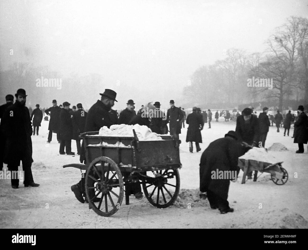 Sgombrare un parco di neve londinese, periodo vittoriano Foto Stock