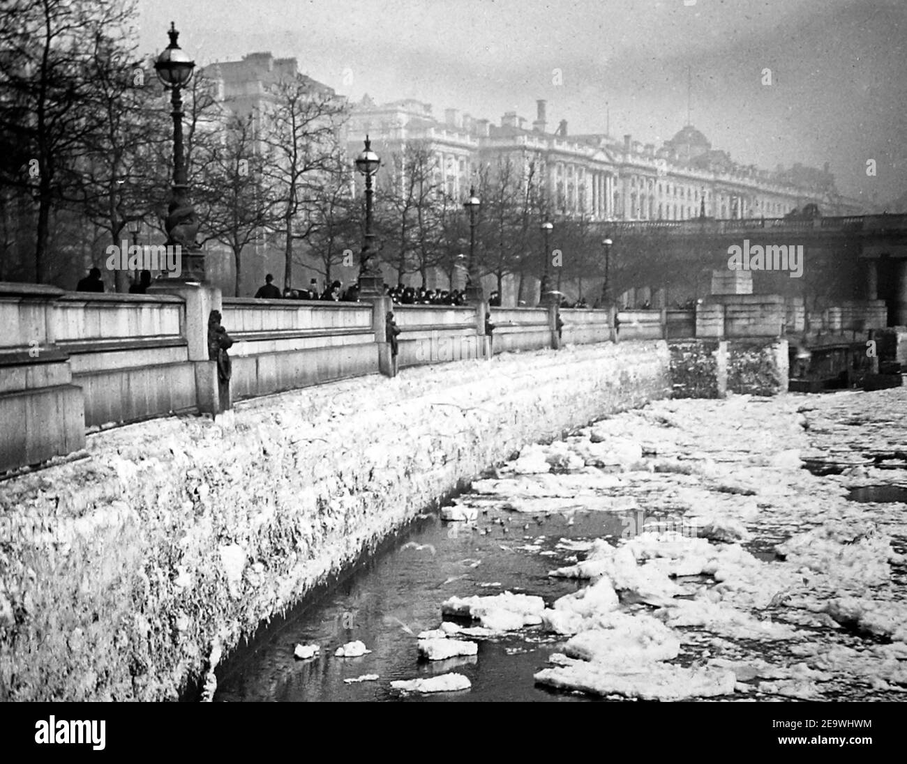 Thames Embankment e Frozen River Thames, Londra, periodo vittoriano Foto Stock