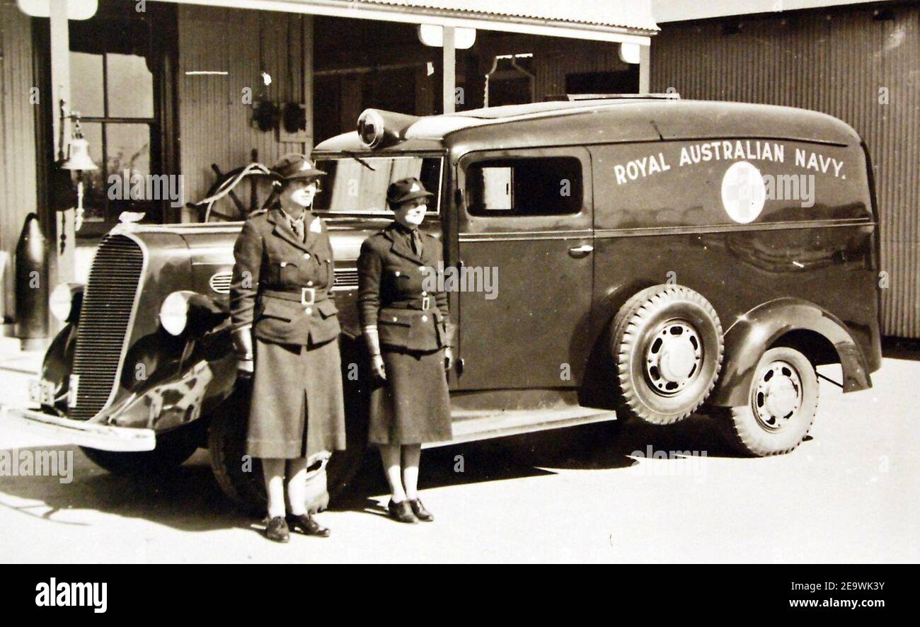 Autisti del servizio di emergenza nazionale con un'ambulanza della Royal Australian Navy durante la seconda guerra mondiale Foto Stock