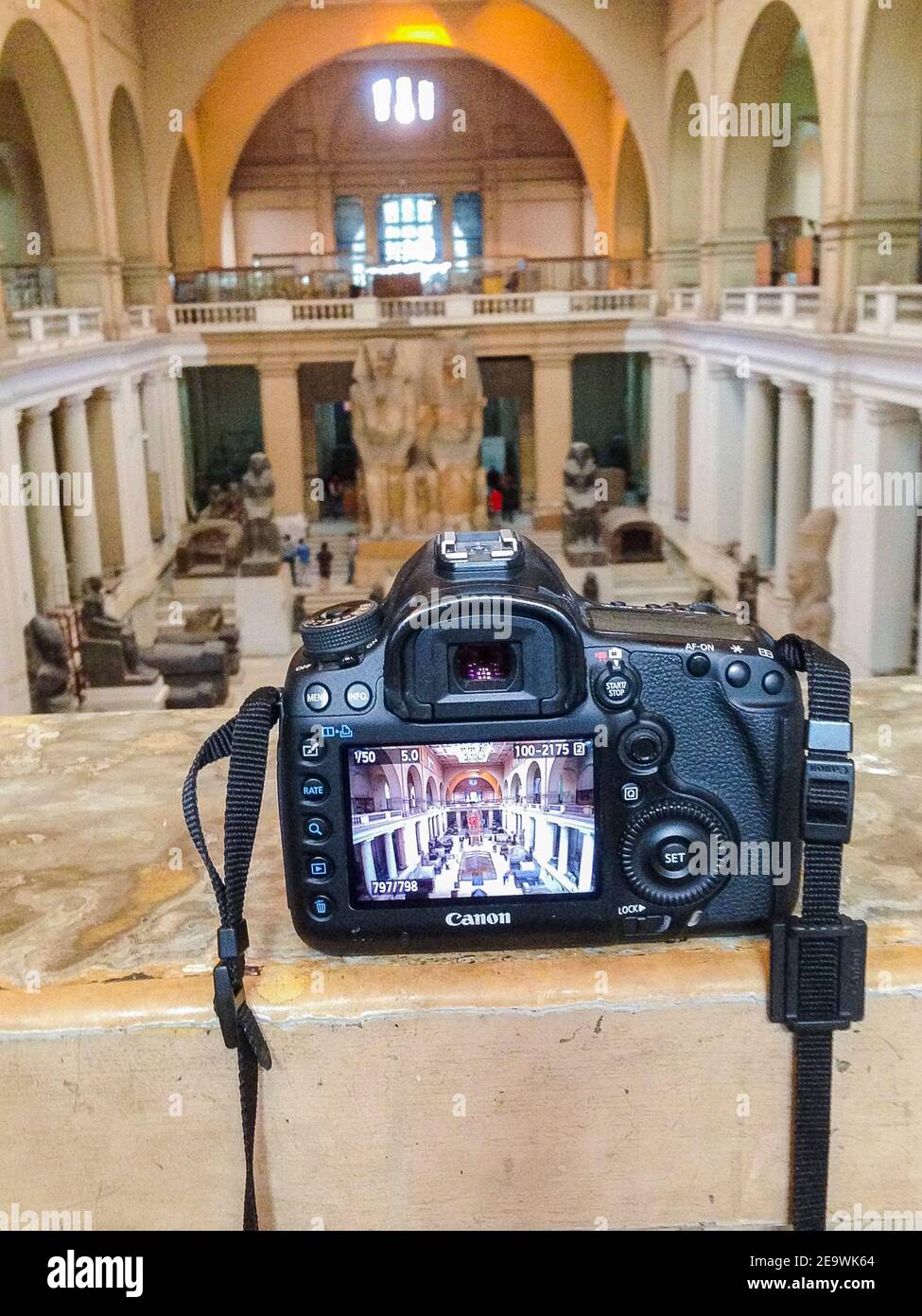 Egitto, il Cairo, che celebra la fine del lungo divieto fotografico all'interno del Museo Egizio. Doppia immagine dell'atrio del museo e immagine di una macchina fotografica. Foto Stock