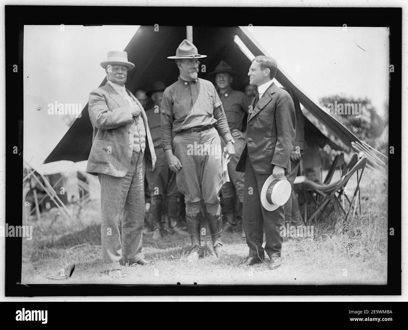 La Guardia Nazionale di Washington GEN. HUGH L. Scott; COL. WILLIAM HARVEY; SEC. Di guerra Baker. ANTON STEPHAN è nella parte posteriore tra Harvey e Baker Foto Stock