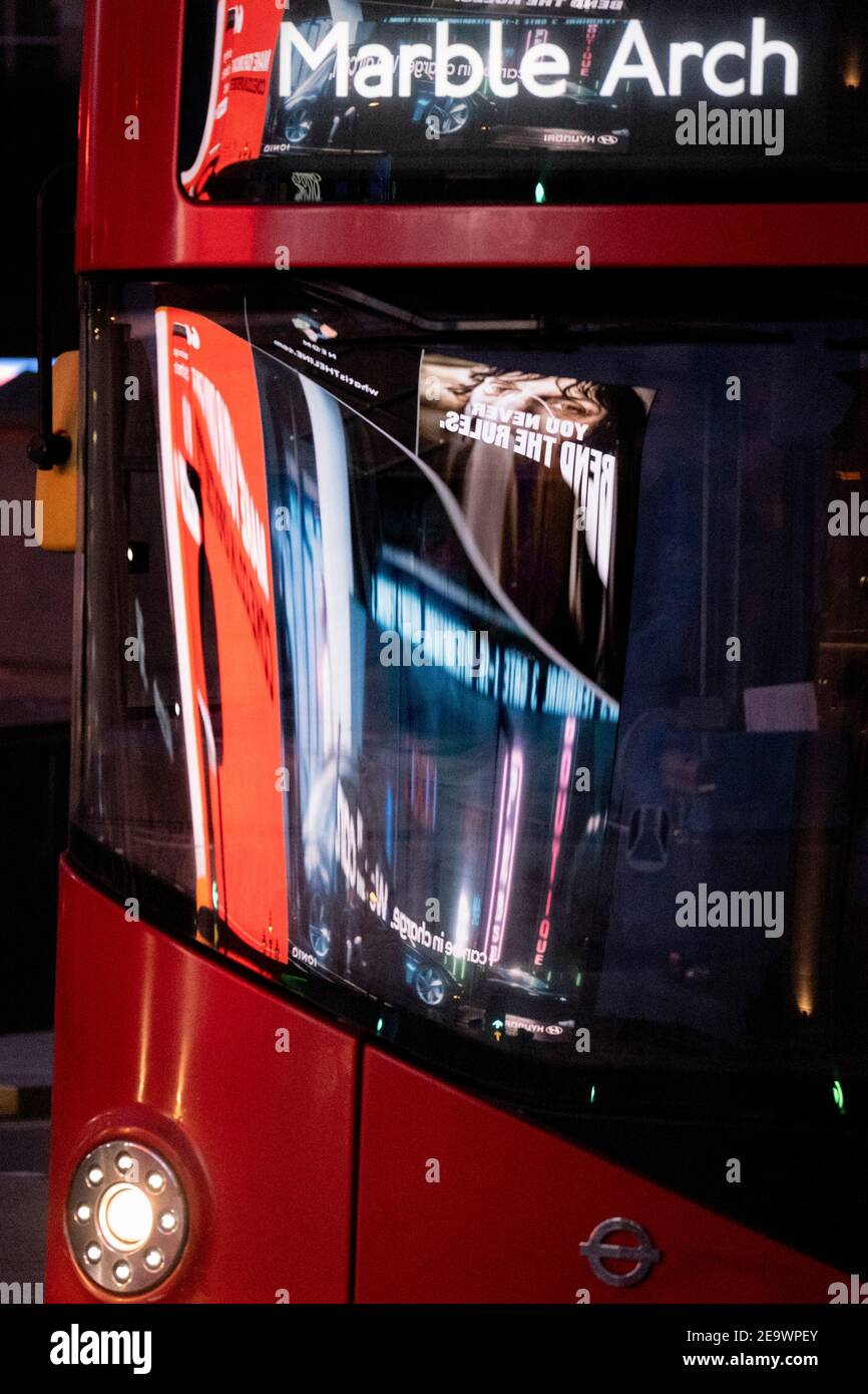 Visto riflesso nel parabrezza di un autobus di passaggio sono immagini e video clip da spot al dettaglio a Piccadilly Circus nel West End della capitale, il 5 febbraio 2021, a Londra, Inghilterra. Foto Stock