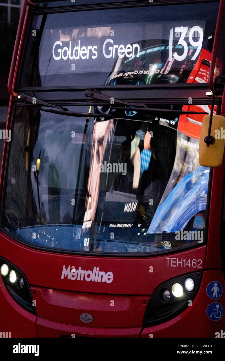 Visto riflesso nel parabrezza di un autobus di passaggio sono immagini e video clip da spot al dettaglio a Piccadilly Circus nel West End della capitale, il 5 febbraio 2021, a Londra, Inghilterra. Foto Stock
